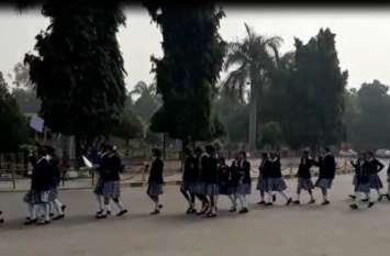 Awareness Rally And Human Chain By School Students, Udaipur बढ़ती रेप की घटनाओं को लेकर जताया बेटियों ने रोष, रैली निकाली और मानव शृृंखला बना दिया संदेश