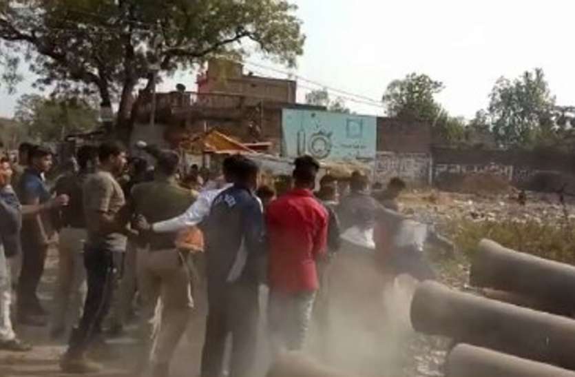 patrika एसएएफ जवानों ने फौजी व पत्नी को पीटा, गुस्साए लोगों ने लगाया जाम