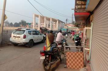 Vehicle shops of ghats resurfaced in Chhatrasal complex of the city, s शहर के छत्रसाल कांपलेक्स में फिर सजने लगी वाहन मिस्त्रियों की दुकानें, फैला रहे गंदगी