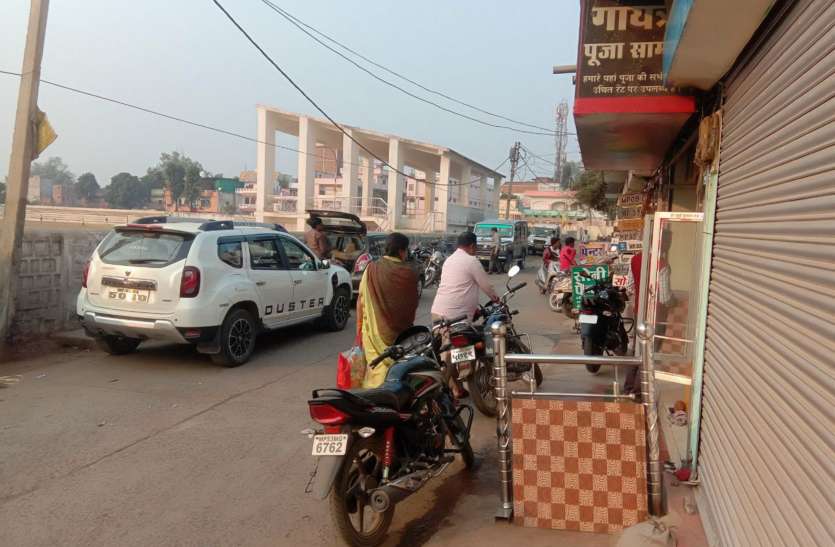 Vehicle shops of ghats resurfaced in Chhatrasal complex of the city, s शहर के छत्रसाल कांपलेक्स में फिर सजने लगी वाहन मिस्त्रियों की दुकानें, फैला रहे गंदगी