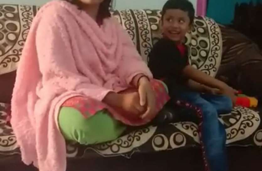 Dada lodges complaint of kidnapping, mother goes viral with child दादा ने दर्ज कराई अपहरण की शिकायत, मां ने बच्चे के साथ वायरल किया वीडियो