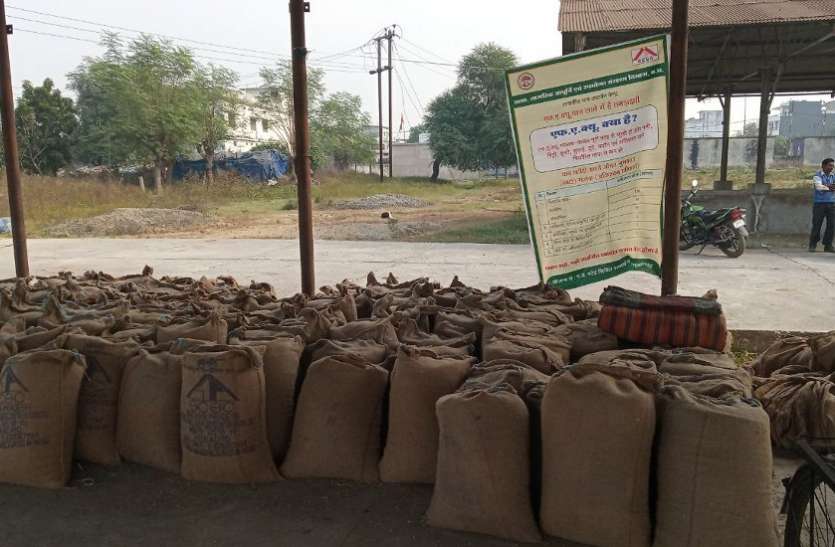 40 percent old gunny bags for paddy picking in Singrauli अभी पुराने बारदाने से चलेगा काम, नए के लिए अभी इंतजार, खरीद केंद्रों से धान उठाव की तैयारी
