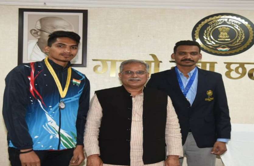 मुख्यमंत्री भूपेश बघेल ने छत्तीसगढ़ के दो वॉलीबाल खिलाडिय़ों को स्वर्णिम सफलता के लिए शुभकामनाएं दी मुख्यमंत्री भूपेश बघेल ने छत्तीसगढ़ के दो वॉलीबाल खिलाडिय़ों को स्वर्णिम सफलता के लिए शुभकामनाएं दी
