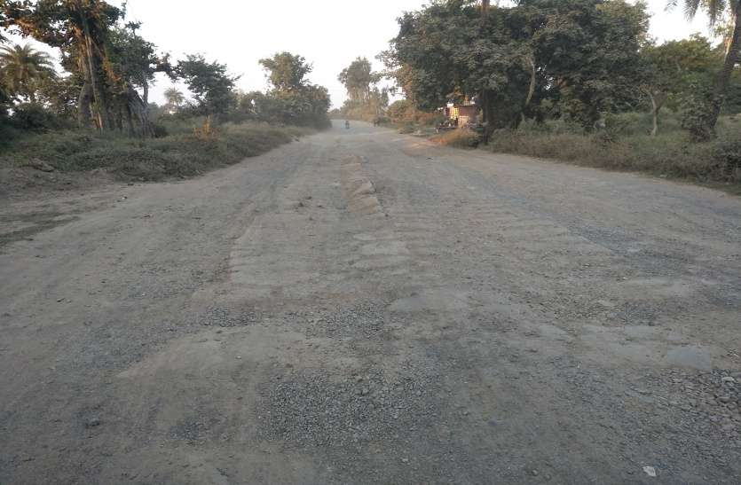 22 km Daulatpur road became a problem for the population पचास गांव की आबादी के लिए परेशानी का सबब बना 22 किमी का दौलतपुर मार्ग
