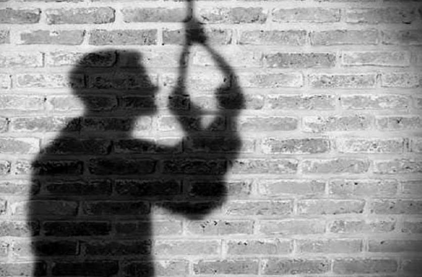 पत्नी प्रेमिका के साथ भागी ,बेटे-बेटी के साथ पिता ने कर ली खुदकुशी पत्नी प्रेमिका के साथ भागी ,बेटे-बेटी के साथ पिता ने कर ली खुदकुशी