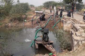Exercise to take irrigation water to fields टोरडी सागर बांध की नहर से सिंचाई का पानी खेतों में ले जाने की कवायद