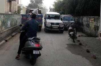 Difficulty came out of parking of vehicles वाहनों की पार्किंग से निकलना हुआ दुभर, यातायात पुलिस नहीं दे रही ध्यान