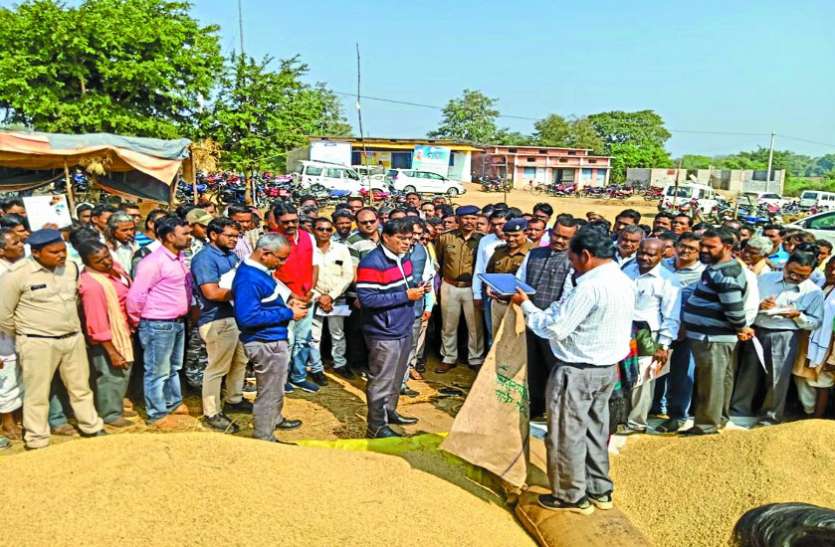 झाखरपारा संग्रहण केंद्र्र में अव्यवस्था देखकर मुख्य सचिव ने जताई नाराजगी झाखरपारा संग्रहण केंद्र्र में अव्यवस्था देखकर मुख्य सचिव ने जताई नाराजगी