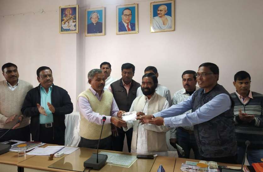 Government officials-employees gave support of 11 lakhs for Narmada F नर्मदा महोत्सव के लिए शासकीय अधिकारी-कर्मचारियों ने दिया 11 लाख का सहयोग