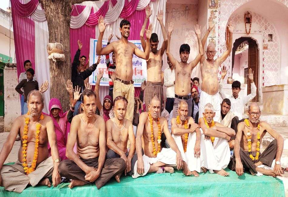 अर्द्धनग्न प्रदर्शन कर जताया विरोध, आज से होगा उग्र आन्दोलन