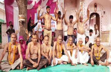 Demonstrated protest by displaying frenzy, fiery movement will be star अर्द्धनग्न प्रदर्शन कर जताया विरोध, आज से होगा उग्र आन्दोलन