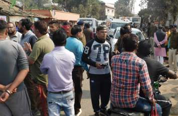 Teachers, students and residents sitting on the road सड़क पर बैठे शिक्षक, छात्र और वार्डवासी, चार घंटे लगा रहा जाम