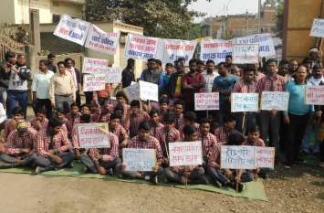 Narasarah depo route blocked for four hours Video Story: चार घंटे तक अवरुद्ध रहा नरसरहा डीपो मार्ग