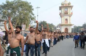 MNREGA Personnel: Performed in the city without being overwhelmed मनरेगा कार्मिक: अद्र्धनग्न होकर शहर में किया प्रदर्शन