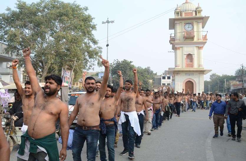 Mahanarega Contract Personnel मनरेगा कार्मिक: अद्र्धनग्न होकर शहर में किया प्रदर्शन