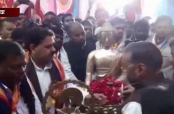 Swamy Prasad Maurya in Etawah योगी सरकार के मंत्री स्वामी प्रसाद मौर्य बौद्ध सम्मलेन में हुए शामिल