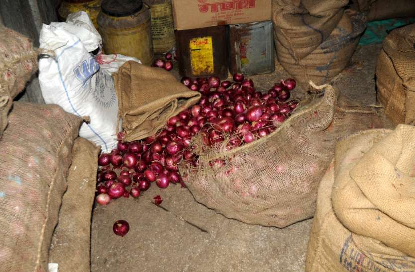 Retail traders will not be able to keep more than 2 tonnes of onions प्याज की जमाखोरी रोकने को फुटकर कारोबारियों पर शिकंजा, अब नहीं रख सकेंगे 2 टन से ज्यादा