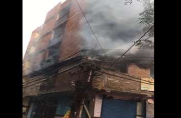 fire catch 5 story house 1st floor in ghaziabad दिल्ली के बाद अब गाजियाबाद में 5 मंजिला इमात में लगी आग, मची भगदड़- देखें वीडियो