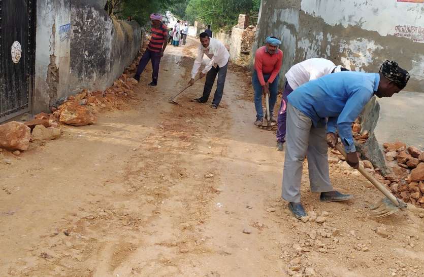 सरकार ने नहीं सुनी तो खुद ने राशि खर्च कर बनवा दी 700 मीटर लम्बी सड़क सरकार ने नहीं सुनी तो खुद ने राशि खर्च कर बनवा दी 700 मीटर लम्बी सड़क