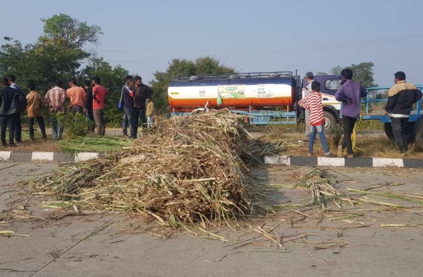 फोरलेन पर हुआ हादसा पढ़े, फोरलेन पर ट्रक ने बैलगाड़ी को मारी टक्कर फिर पेट्रोल टैंकर से टकराया, बड़ा हादसा टला