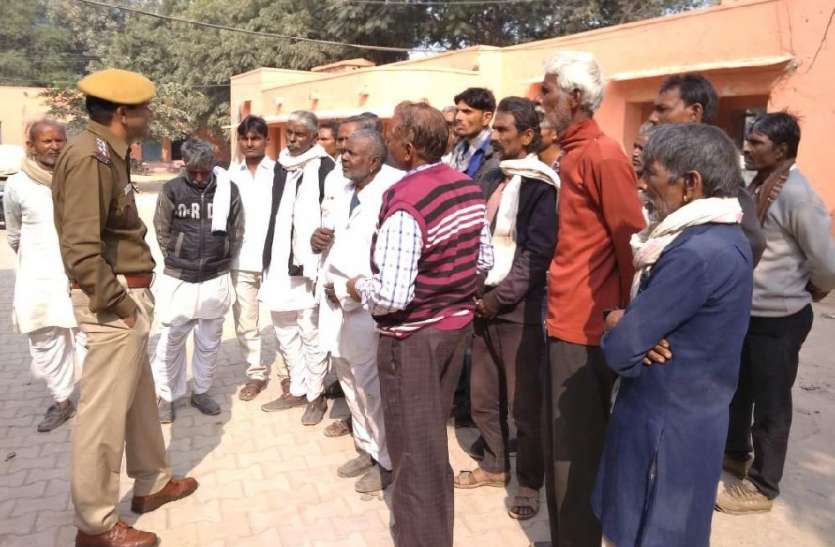 थाने पर वन विभाग के खिलाफ ग्रामीणों ने किया विरोध प्रदर्शन थाने पर वन विभाग के खिलाफ ग्रामीणों ने किया विरोध प्रदर्शन