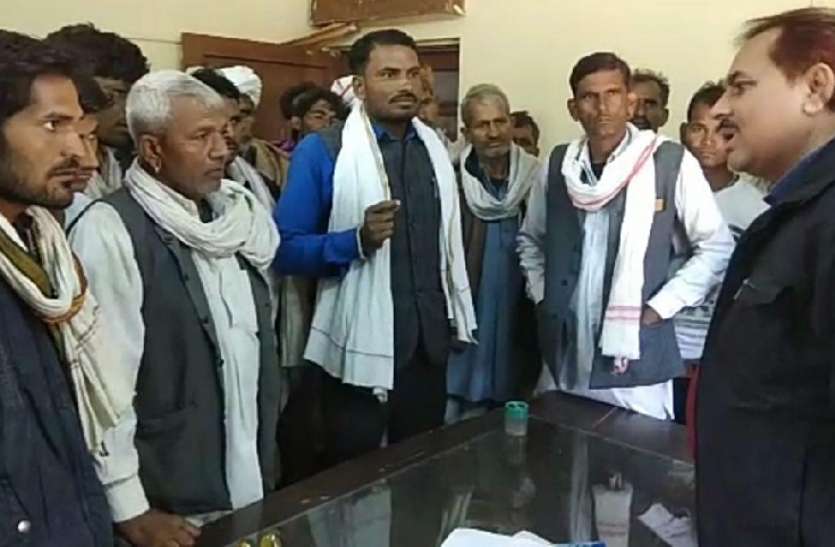 कई दिनों से बंद पड़ी बिजली से परेशान किसानों ने किया हंगामा कई दिनों से बंद पड़ी बिजली से परेशान किसानों ने किया हंगामा