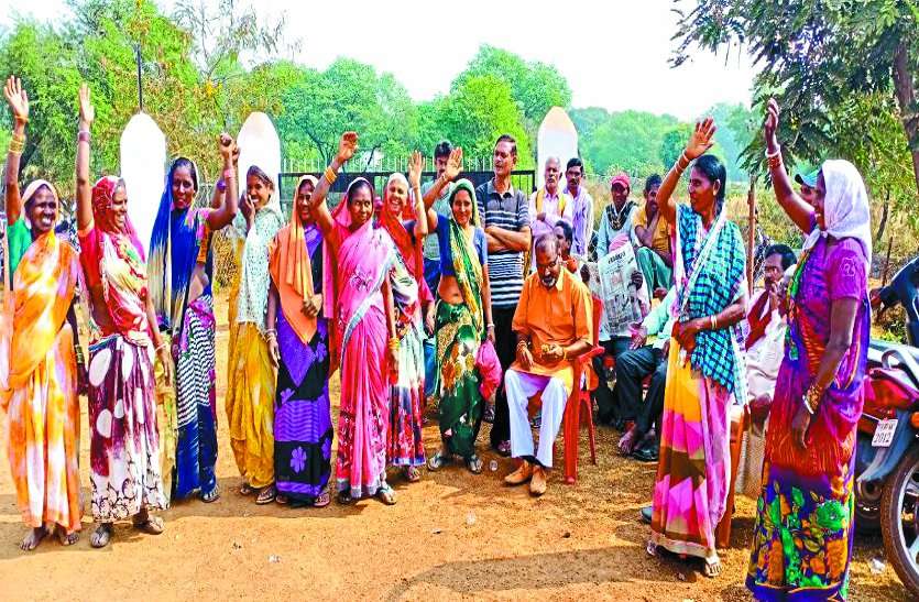 dhan-2.jpg शासन ने खरीदी की लिमिट आधे से भी कम की, तौलकों ने किया विरोध, लिमिट बढ़ाने तक नहीं करेंगे धान का वजन
