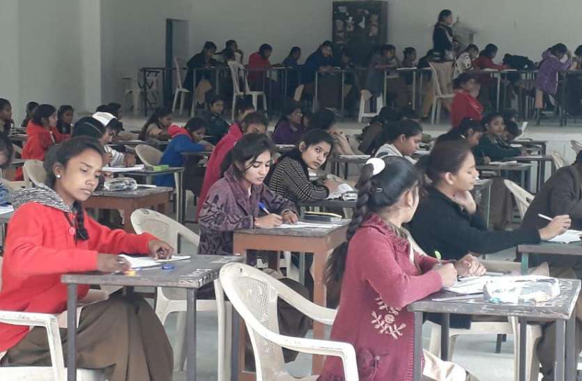 अद्र्धवार्षिक परीक्षाएं शुरू, पहला पर्चा हुआ अंग्रेजी का अद्र्धवार्षिक परीक्षाएं शुरू, पहला पर्चा हुआ अंग्रेजी का