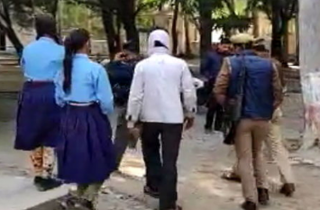 Accused from police custody in Hardoi set fire to the victim's house हरदोई में पुलिस हिरासत से छूटे आरोपी ने पीड़िता के घर में लगाई आग, डर से छोड़ा स्कूल