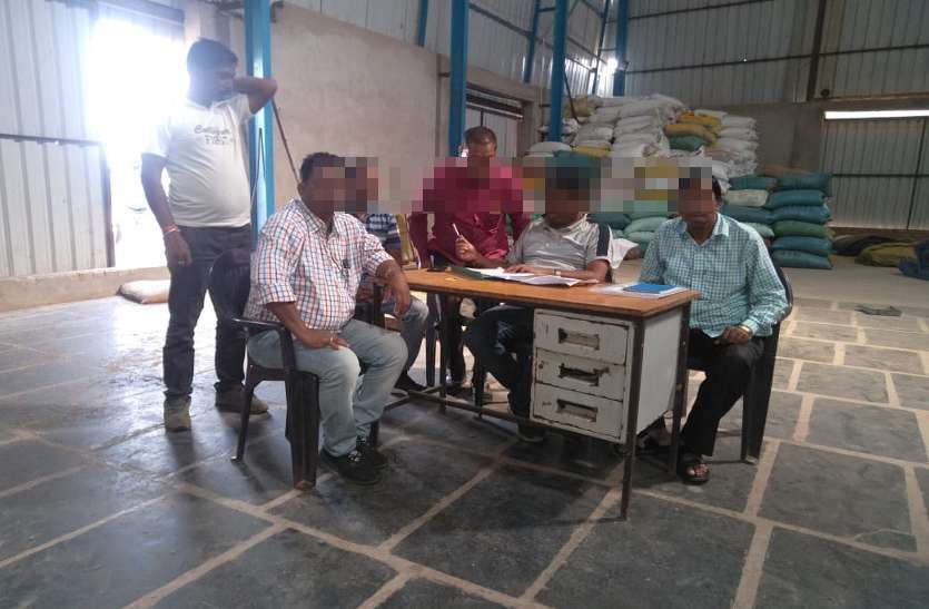 कलक्टर-एसपी सहित टीम ने बॉर्डर एरिया में पकड़ा 1.82 करोड़ रुपए का अवैध धान, 9 वाहन भी जब्त कलक्टर-एसपी सहित टीम ने बॉर्डर एरिया में पकड़ा 1.82 करोड़ रुपए का अवैध धान, 9 वाहन भी जब्त