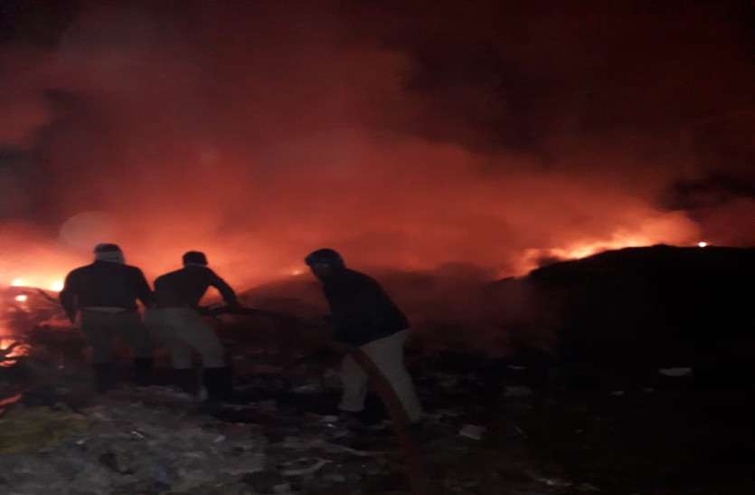 fire in junk warehouse in jaipur : fire in godown : arson in godown राजधानी में कबाड़ के गोदाम में लगी भीषण आग, जहरीले धुआं से लोगों का दम घुटा
