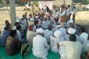 Farmers are protesting against officials किसान इसलिए अधिकारियों के खिलाफ दे रहे धरना