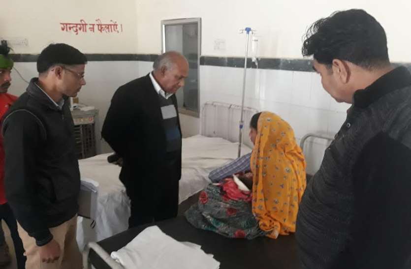 डांग क्षेत्र के करणपुर कस्बे के अस्पताल का यह मिला हाल, तो चौंके सीएमएचओ डांग क्षेत्र के करणपुर कस्बे के अस्पताल का यह मिला हाल, तो चौंके सीएमएचओ