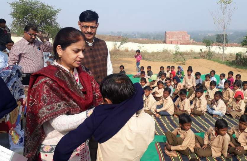 गर्म वस्त्र पाकर प्रफुल्लित हो उठे विद्यार्थी गर्म वस्त्र पाकर प्रफुल्लित हो उठे विद्यार्थी