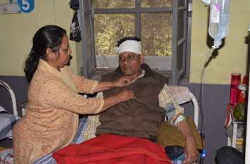Cashier and wife of Punjab National Bank taken hostage and robbed बैंक कैशियर को घर में लुटेरों ने सिर पर मारी रॉड, पत्नी से झूमाझटकी कर लूटपाट, फिर जो हुआ देखकर रह गए दंग
