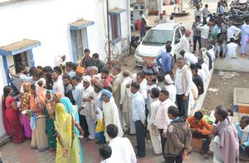 Farmers worried about urea in Madhya Pradesh दो बोरी यूरिया के लिए भूखे-प्यासे पुरुषों के साथ महिलाएं भी लग रही लाइन