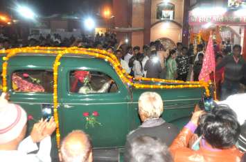 dadaji dhuniwale khandwa धूनीवाले दादाजी की समाधि पर पेश की गई विंटेज कार