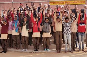 Resentment of students troubled by flying dust उड़ती धूल से परेशान विद्यार्थियों का फूटा आक्रोश