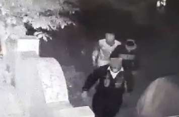 PNB's head cashier robbery case Khandwa मुंह पर काला कपड़ा बांधा, सीसीटीवी कैमरे बंद किए फिर बदमाशों ने की हैरतअंगेज वारदात