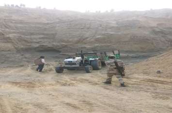 Seven tractor trolleons seized while mining illegal gravel अवैध बजरी खनन करते सात ट्रैक्टर ट्रॉलियं जब्त