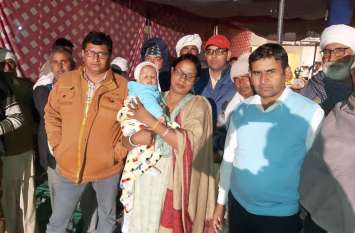 Women MLA arrives to support farmers by adopting newborn baby Farmers' नवजात बच्चे को गोद में लेकर किसानों को समर्थन देने पहुंची महिला विधायक, नहरी पानी की मांग को लेकर किसानों का पड़ाव दूसरे दिन जारी