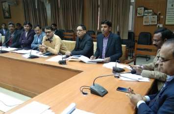 In the meeting, the officer said, if unnecessary connections are cut, बैठक में अधिकारी बोले, बेवजह कनेक्शन कट जाता तो पचास लाख के इंजेक्शन हो जाते खराब
