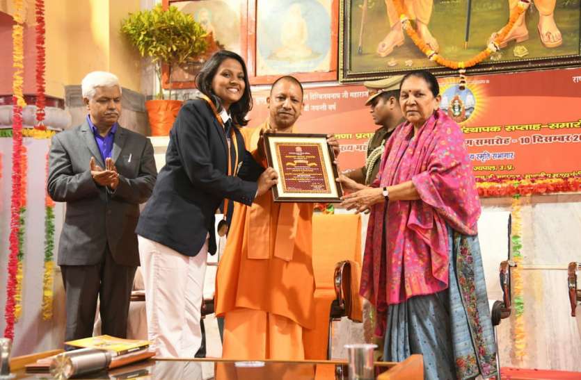 mpsp6.jpg 'महामहिम' व 'महराजजी' के हाथों पुरस्कार पाकर खिल उठे चेहरे, शाबाशी पाकर उत्साह हुआ दुगुना
