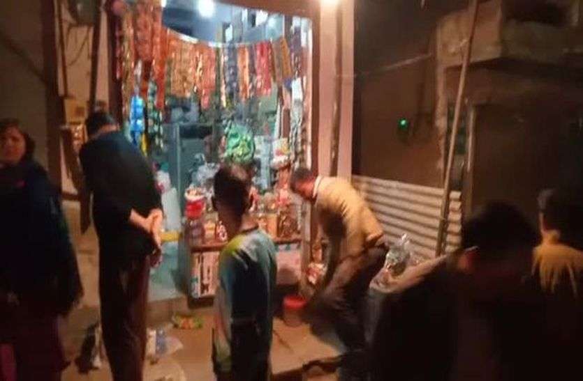 बदमाशों ने चूड़ी मार्केट में व्यापारी और एक घर पर की फायरिंग बदमाशों ने चूड़ी मार्केट में व्यापारी और एक घर पर की फायरिंग
