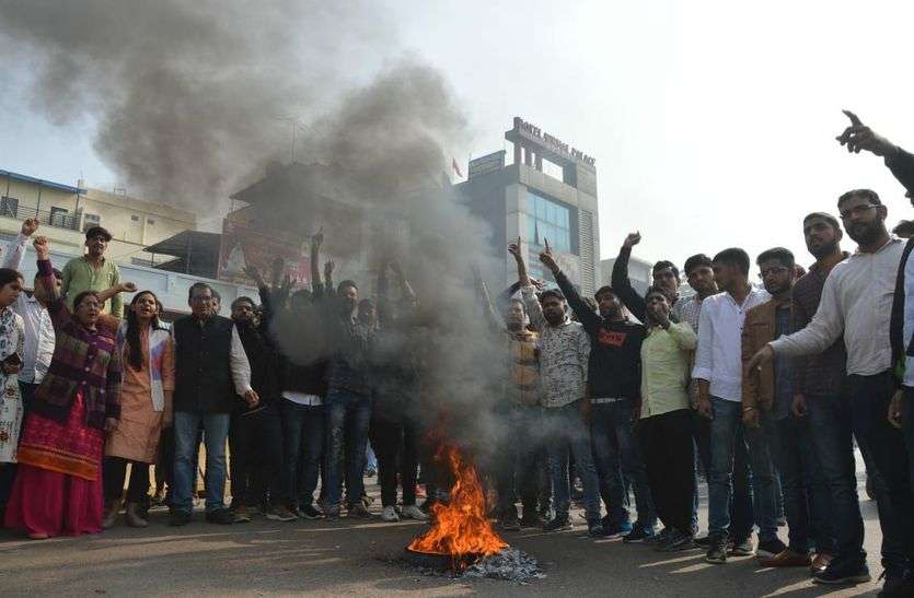 पानीपत फिल्म के विरोध में सड़क पर जाट सहित उतरा सर्व समाज, टायर जलाकर जताया आक्रोश पानीपत फिल्म के विरोध में सड़क पर जाट सहित उतरा सर्व समाज, टायर जलाकर जताया आक्रोश
