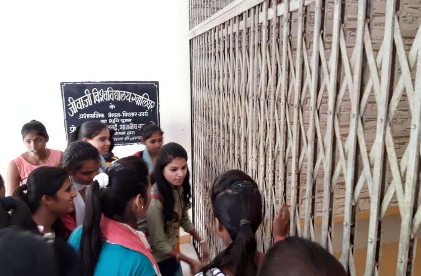 Complete 900 and 992 number given in marksheet, zero in five subjects of a student पूर्णाक 900 और मार्कशीट में दे दिए 992 नम्बर, एक छात्र के पांच सब्जेक्ट में जीरो
