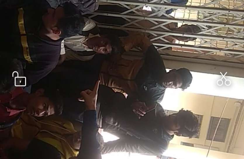 Students said: Employees ask for bribe, mark sheet is removed as soon as result is uploaded छात्रों ने कहा: कर्मचारी मांगते हैं रिश्वत, रिजल्ट अपलोड करते ही हटा ली जाती हैं मार्कशीट