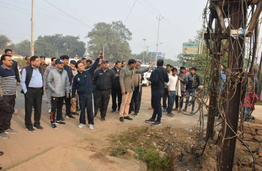 Officers who came to see the condition of the route through which the President would come जिस रूट से राष्ट्रपति आएंगे, उसकी हालत देखने पहुंचे अधिकारी