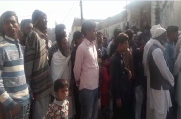 dead body of a lady recover from grave after 4 month 4 महीने बाद युवती का शव कब्र से निकाला गया बाहर, देखने के लिए जुटी भीड़