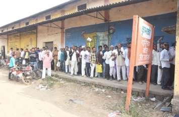 Video News: Farmers doing this for two sack urea Video News: दो बोरी यूरिया के लिए किसान इस तरह कर रहे मशक्कत